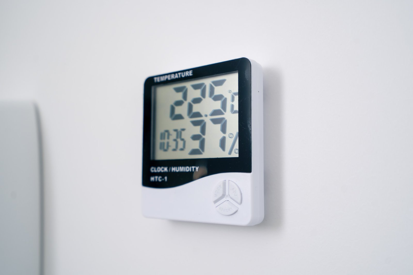 Hygrometer misst Luftfeuchtigkeit im Zimmer