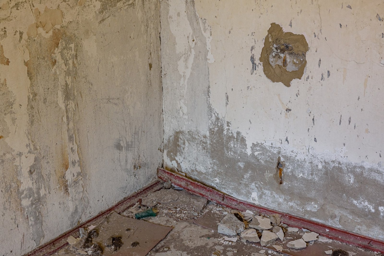 Kondenswasser an einer Außenwand-Ecke