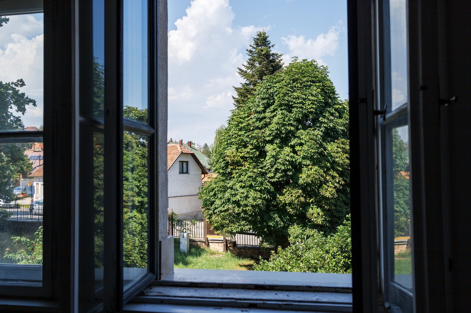 Geöffnetes Fenster zur Belüftung eines Zimmers