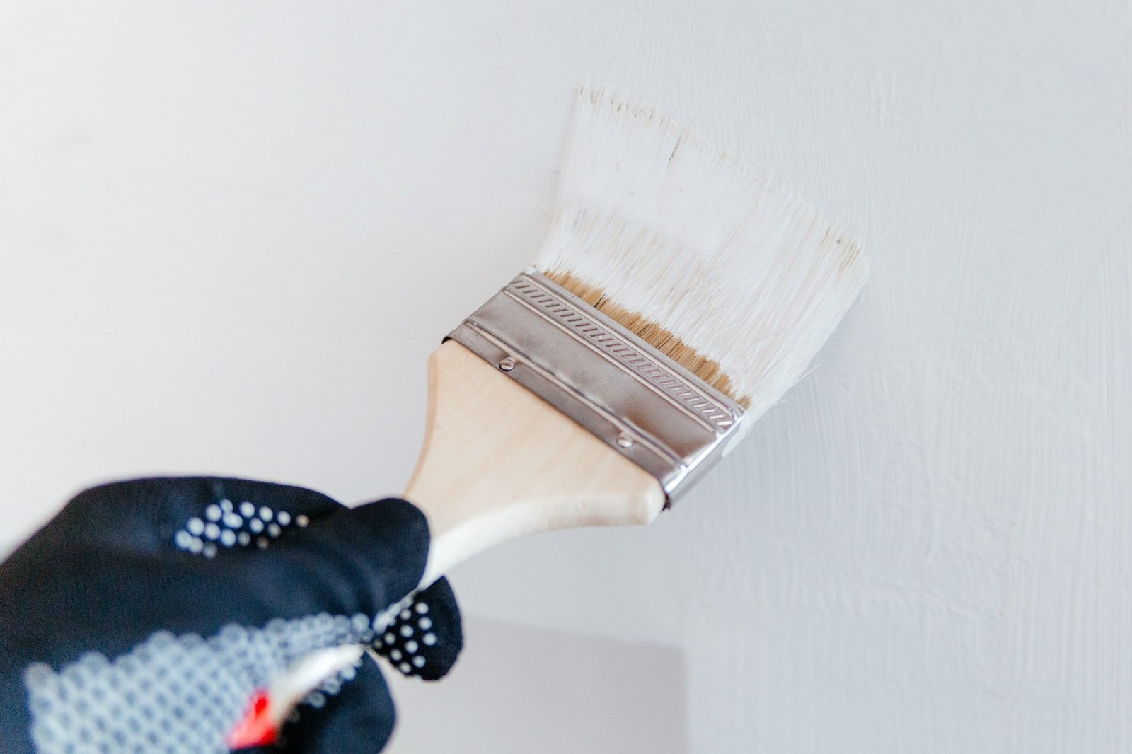 Wand wird mit Farbe überstrichen