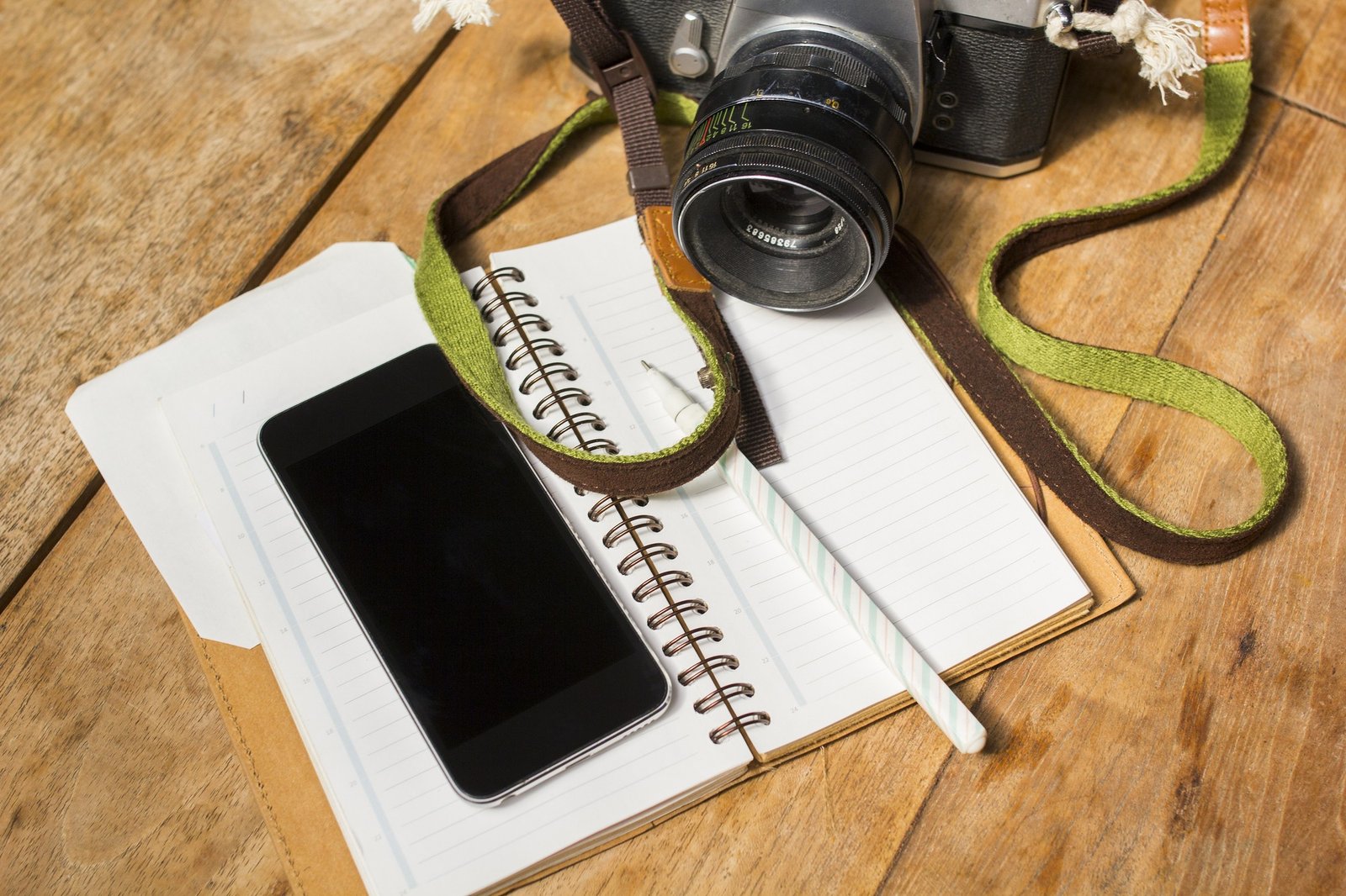 Person fotografiert Schaden mit Smartphone