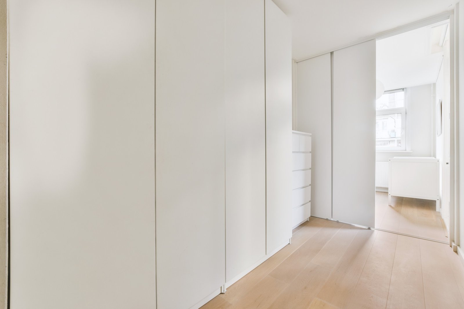 Schrank steht an der Wand mit sichtbarem Abstand