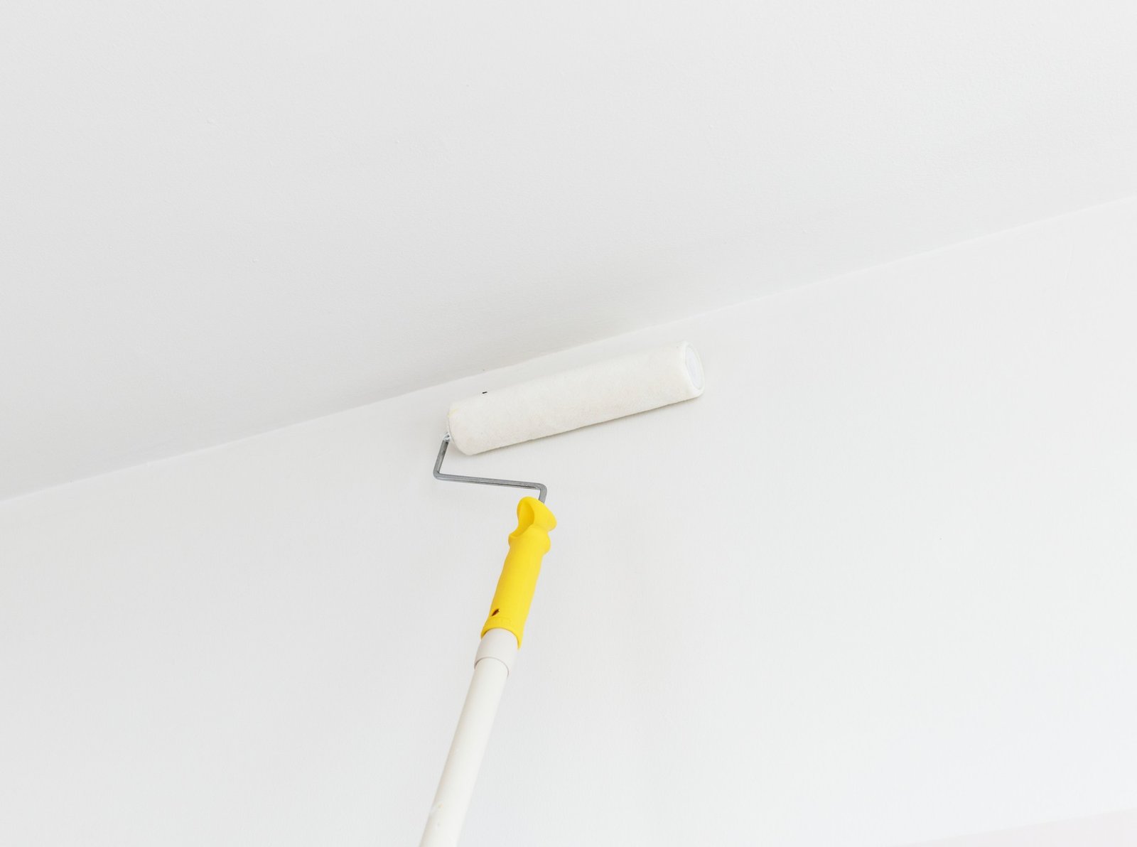 Decke wird mit Schutzfarbe gestrichen